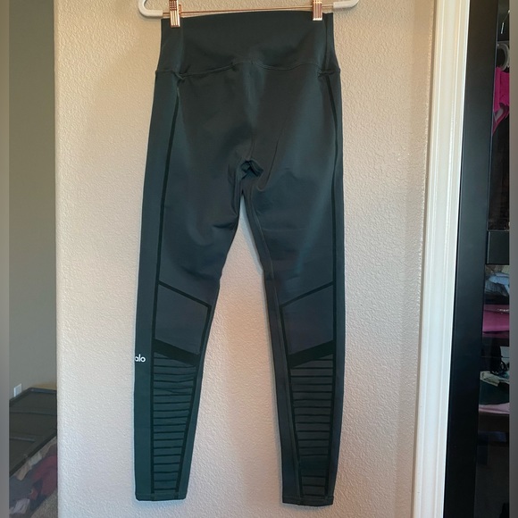 ALO Leggings - Picture 2 of 4